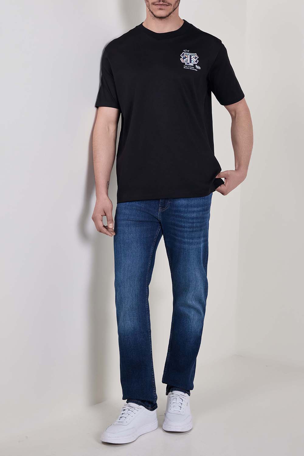 תמונת כל הלוק של חולצת טי בגזרה ישרה